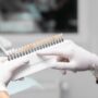 Carillas dentales en Granada: Guía para elegir el material perfecto