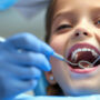 Vuelta al cole: por qué septiembre es el mejor momento para la primera revisión dental de tu hijo